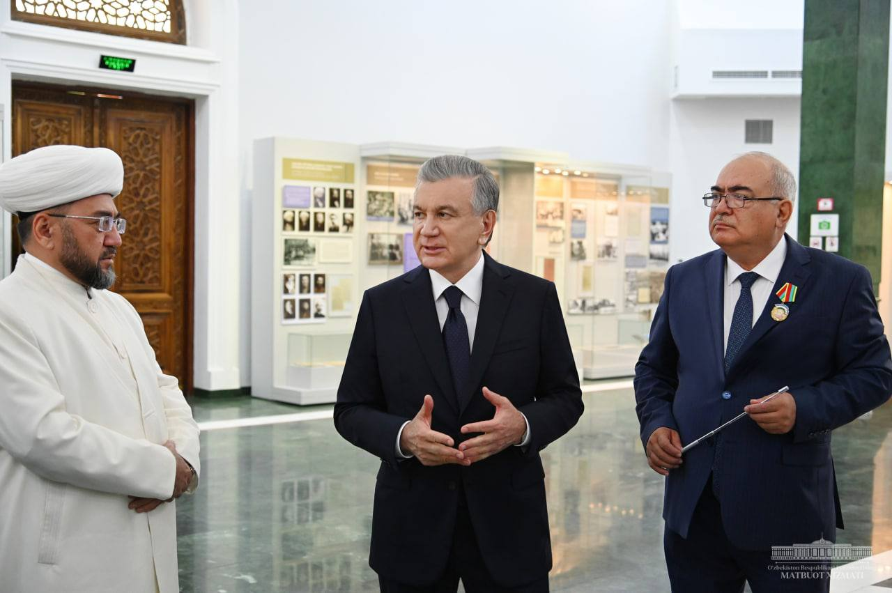 Президент Шавкат Мирзиёев Шаҳидлар хотираси хиёбонига ташриф буюрди.